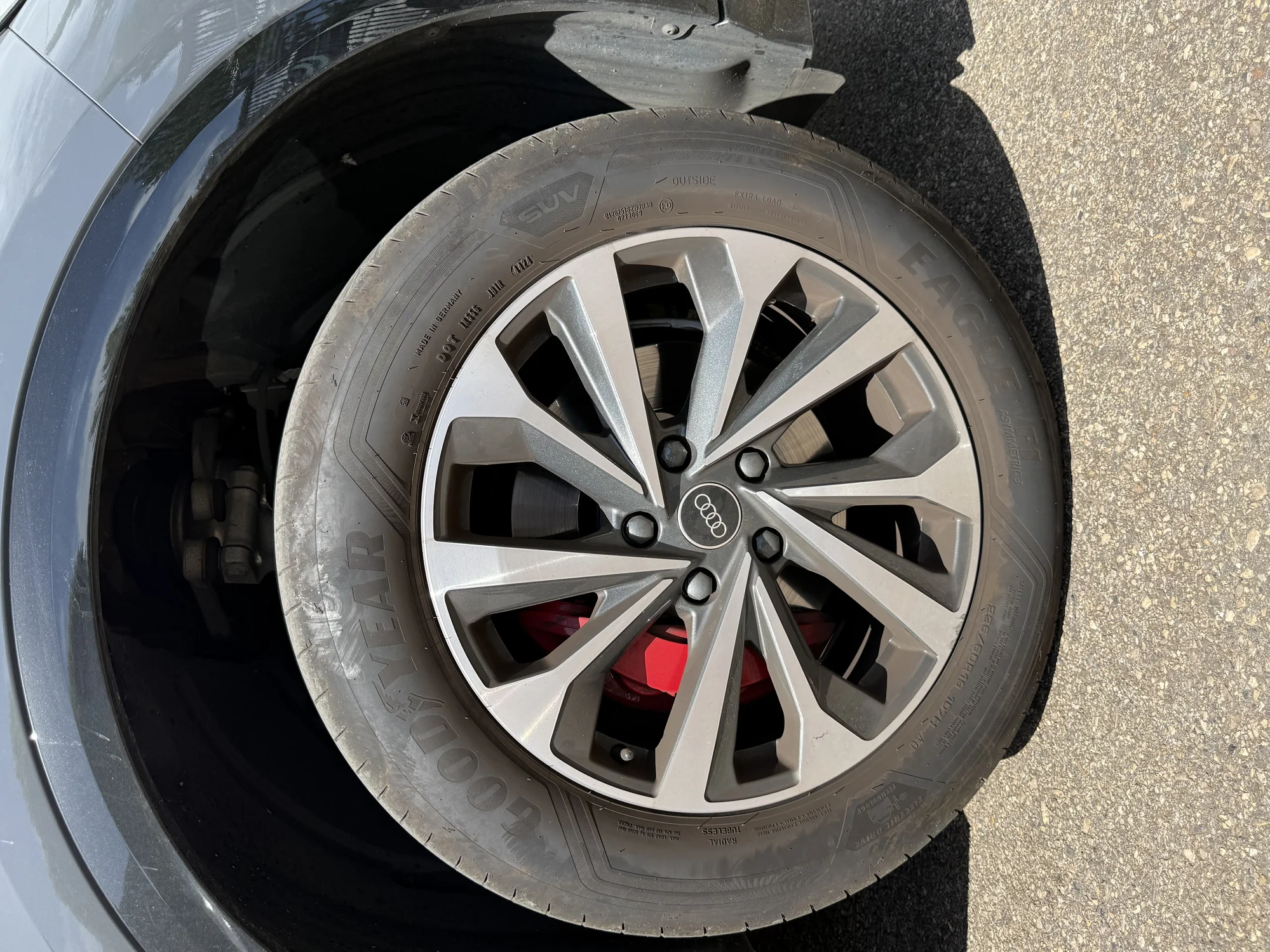 Avant — Audi Q6 frottement et rayures